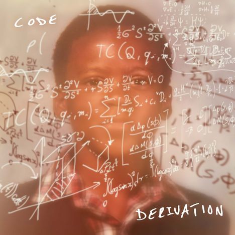 Text: „CODE“ und „DERIVATION“. Vor dem Gesicht einer Person sind mathematische Formeln auf einer Tafel geschrieben.