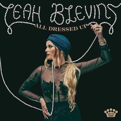 "Yeah Blevins" und "All Dressed Up." Frau mit blauem Turban, schwarzem Spitzenkleid und Perlenkette.