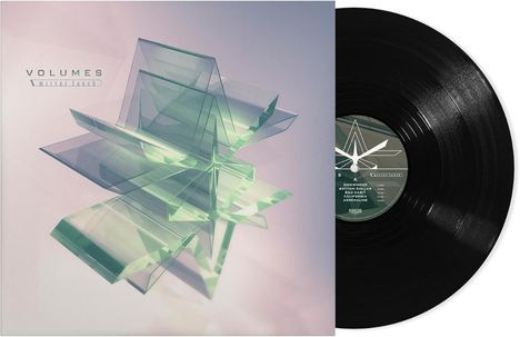 Text: "VOLUMES, mirror touch." Abstrakte, grüne, durchscheinende geometrische Formen; schwarze Vinyl-Schallplatte.