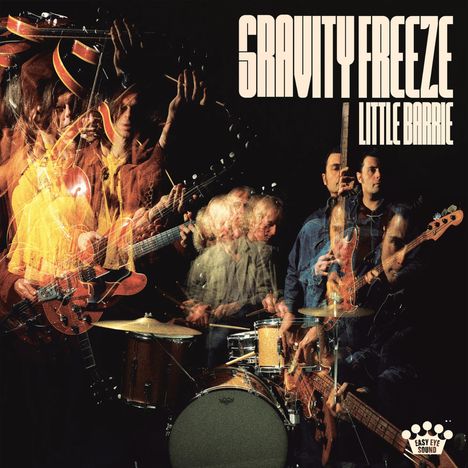 "GRAVITY FREEZE" und "LITTLE BARRIE" sind oben. Verschwommene Musiker spielen Gitarre und Schlagzeug auf einem dunklen Hintergrund.