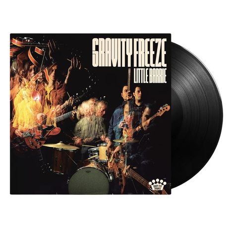 Oben steht „GRAVITY FREEZE“ und „LITTLE BARRIE“. Verschwommene Musiker spielen Gitarren und Schlagzeug.