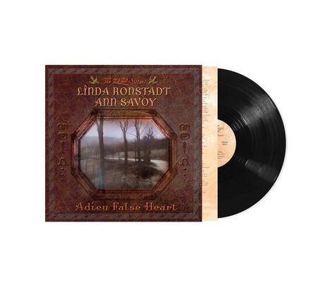 "Adieu False Heart" von Linda Ronstadt und Ann Savoy steht in goldener Schrift auf einem dunkelbraunen Album-Cover.