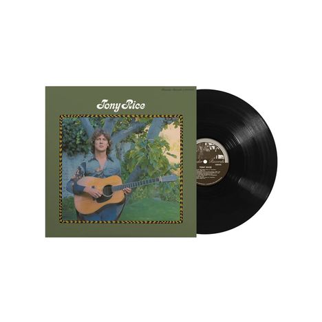 Text: „Tony Rice“. Eine Schallplatte und ein Albumcover mit einem Mann, der Gitarre spielt, vor einem Baum.