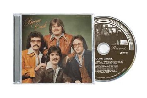 "Boone Creek" steht auf dem Cover. Vier Männer in 70er-Jahre-Kleidung sind abgebildet. Eine CD mit ähnlichem Design liegt daneben.