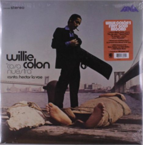 Das Cover zeigt "Willie Colon", "cosa nuestra", "canta: héctor la voe". Eine Person steht mit einem Saxophon auf einem Steg.