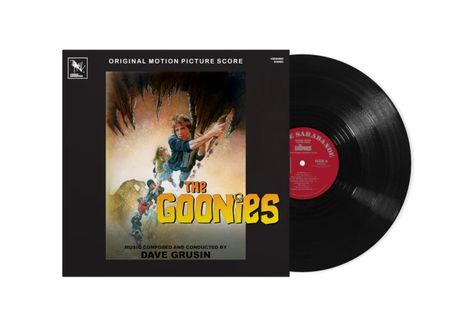 "THE GOONIES" steht in großen gelben Buchstaben auf einem Plattencover. Ein Abenteuer-Illustration zeigt Jugendliche in einer Höhle.