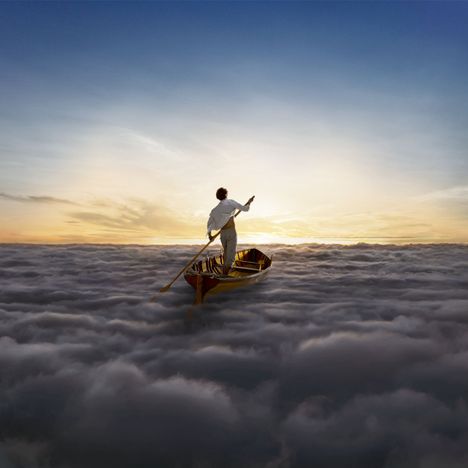 Keine Texte vorhanden. Eine Person rudert ein Boot über flauschige Wolken im Sonnenuntergang.