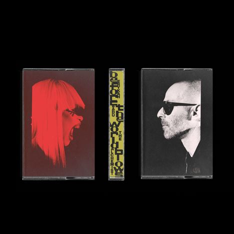 Texte: "play all the words backward and the alchemist" auf gelbem Hintergrund. Links: rotes Profil einer schreienden Person. Rechts: schwarz-weißes Profilbild einer Person mit Sonnenbrille.