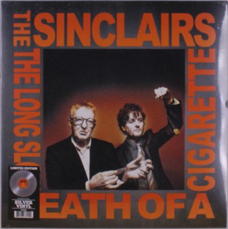 "THE SINCLAIRS" in großen orangefarbenen Buchstaben. Zwei Männer, einer hebt eine Zigarette hoch.