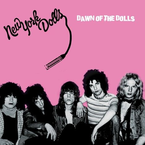 Texte: "New York Dolls", "Dawn of the Dolls". Fünf Männer posieren nebeneinander vor einem rosa Hintergrund.