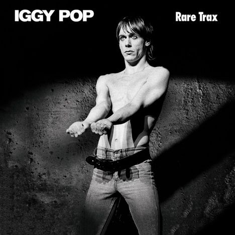 Text: „IGGY POP“ oben links, „Rare Trax“ oben rechts. Schwarzweißfoto eines oberkörperfreien Mannes in Jeans.