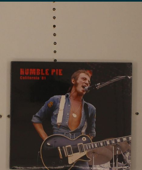 „HUMBLE PIE California '81“ steht oben links in Rot. Ein Musiker in Jeans spielt Gitarre und singt ins Mikrofon.