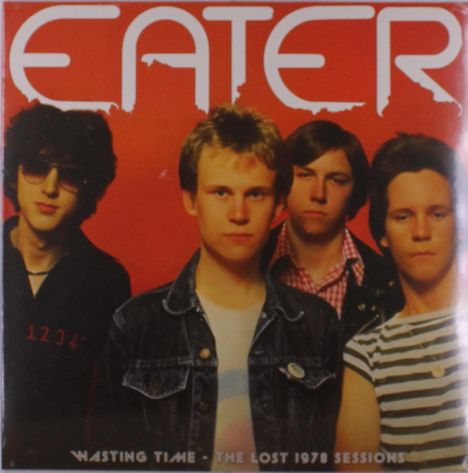 "EATER", "WASTING TIME - THE LOST 1978 SESSIONS". Vier junge Männer vor rotem Hintergrund, drei mit ernsten Blicken, einer mit Sonnenbrille.