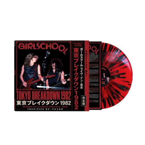 "GIRLSCHOOL TOKYO BREAKDOWN 1982" und japanische Schriftzeichen. Zwei Musiker mit Gitarren und eine rot-schwarze Vinylplatte.