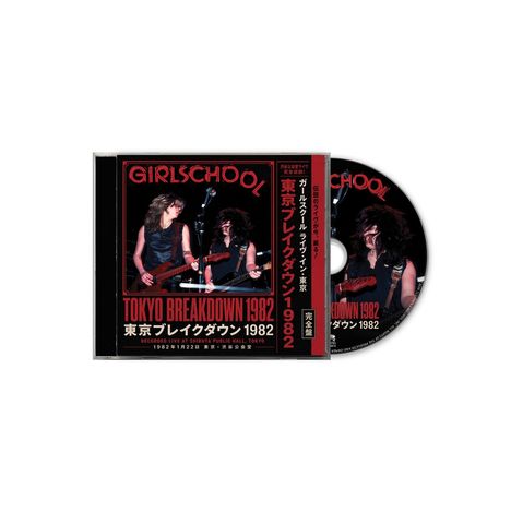"GIRLSCHOOL" und "TOKYO BREAKDOWN 1982" in roten Buchstaben. Zwei Musikerinnen mit Gitarren auf einer Bühne.