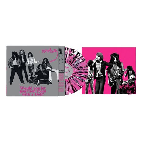 Text: "Would you let your son room with a Doll? New York Dolls." Schwarz-weiße Bandfotos, pink-weiße Platte, Pink als Akzentfarbe.