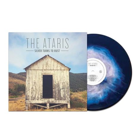 "The Ataris - Silver Turns to Rust" in Großschrift. Ein altes Holzhaus steht in einer ländlichen Landschaft.