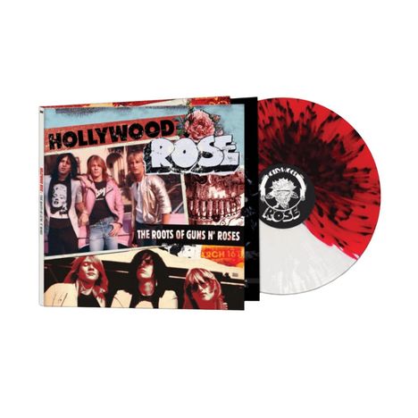 "Hollywood Rose" und "The Roots of Guns N’ Roses" sind zu sehen. Drei Männer posieren, daneben eine Vinyl-Schallplatte in Rot und Weiß.