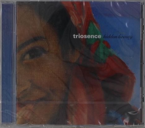 Text: "triosence hidden beauty". Halb verdecktes Gesicht einer Frau, rotes und grünes Tuch, blauer Hintergrund.