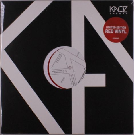 "LIMITED EDITION RED VINYL". Schwarzes Quadrat mit weißen Linien in K-Form und kreisförmigem Ausschnitt. Oben rechts "KAOZ".