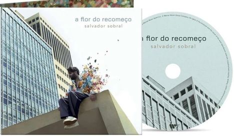 Text: "a flor do recomeço" und "salvador sobral". Mann sitzt auf Gebäude, Blumen sprühen aus ihm. CD und Gebäude im Hintergrund.