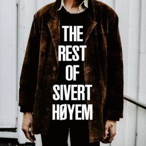Text: THE REST OF SIVERT HØYEM. Im Hintergrund trägt eine Person einen braunen Mantel.