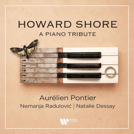 "HOWARD SHORE A PIANO TRIBUTE" steht oben. Klaviertasten mit Ring und Falter verziert. Namen: Aurélien Pontier, Nemanja Radulović, Natalie Dessay.