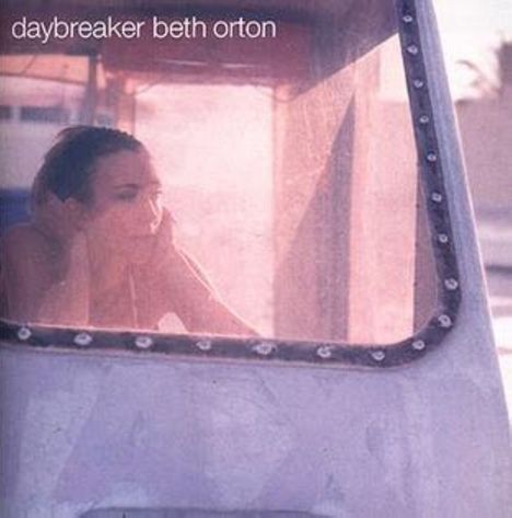 Text: "daybreaker beth orton". Eine Frau schaut nachdenklich durch ein Fenster.