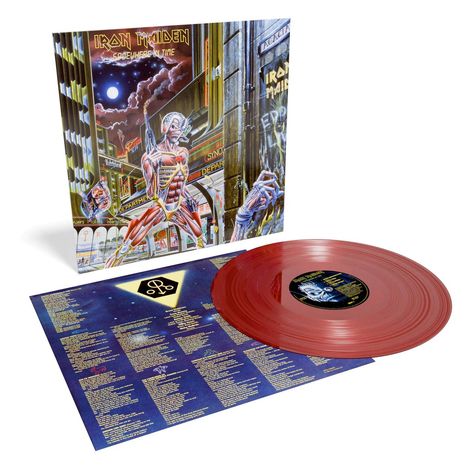 "Iron Maiden Somewhere in Time." Plattenhülle zeigt futuristische Stadt. Eine transparente rote Vinyl-Schallplatte liegt offen.