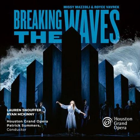 "Breaking the Waves" von Missy Mazzoli & Royce Vavrek. Frau mit ausgebreiteten Armen vor hohen, dunklen Strukturen.