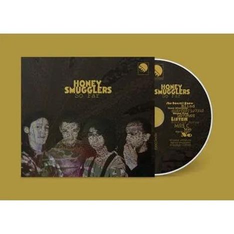 "Honey Smugglers, So Far". CD-Cover mit vier Menschen und schwarzer CD auf olivgrünem Hintergrund.