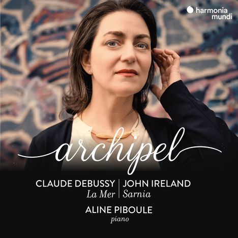 „archipel“ steht in eleganter Schrift. Darunter: Claude Debussy, John Ireland, Aline Piboule. Frau vor abstraktem Hintergrund.