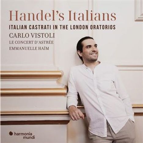 "Handel’s Italians: Italian Castrati in the London Oratorios" - Carlo Vistoli, Le Concert d’Astrée, Emmanuelle Haïm. Ein lächelnder Mann lehnt an der Wand.