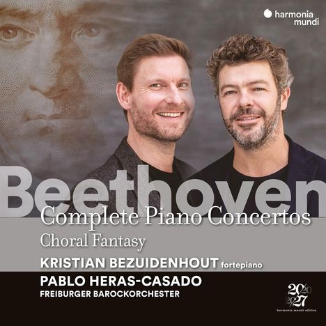 Texte: Beethoven, Complete Piano Concertos, Choral Fantasy, Kristian Bezuidenhout, Pablo Heras-Casado, Freiburger Barockorchester. Zwei Männer lächeln vor einem Porträt von Beethoven. Oben rechts ein Logo von harmonia mundi.