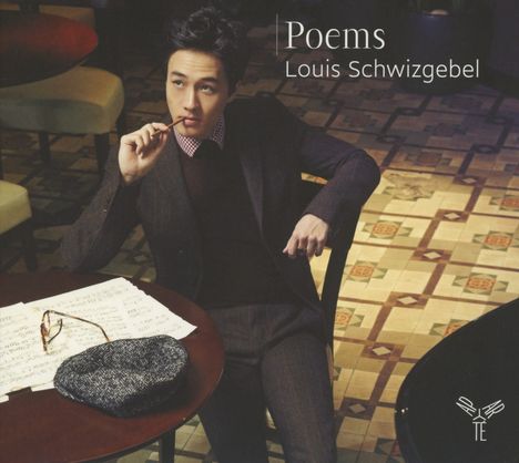 „Poems“ von Louis Schwizgebel. Ein Mann sitzt in einem Café, mit Notenblättern, Brille und Mütze auf dem Tisch.