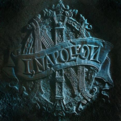 Der Text "NAPOLEON" ist in einen kunstvollen Rahmen aus Säulen und Ornamenten eingraviert.
