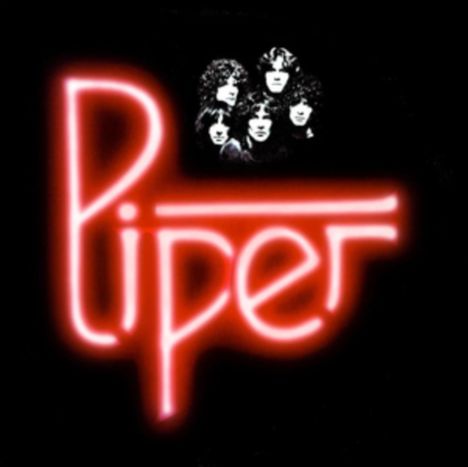 Text "Piper" in rotem Leuchtschriftstil, darüber schwarz-weißes Foto von fünf Menschen im Kreis angeordnet.