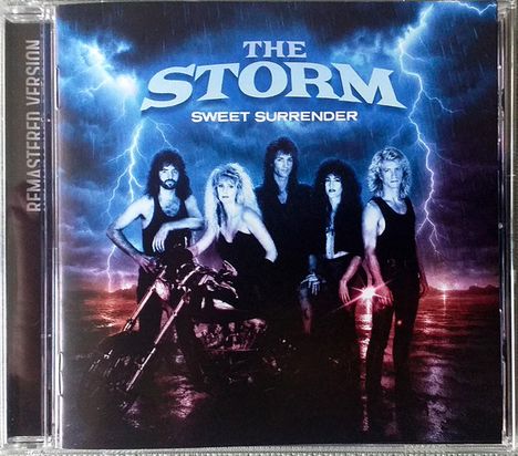 "The Storm", "Sweet Surrender", "Remastered Version". Eine Gruppe von fünf Personen vor einem stürmischen blauen Himmel.