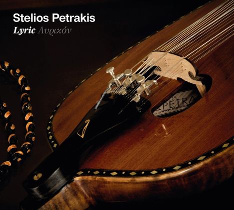 "Stelios Petrakis, Lyric." Ein teilweise sichtbares Musikinstrument mit Saiten und Verzierung auf dunklem Hintergrund.