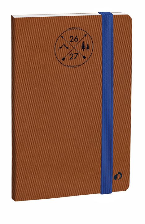 Logo mit Zahlen "26" und "27", römische Zahlen "MMXXVI" und "MMXXVII", Berge, Bäume. Braunes Notizbuch mit blauem Band.