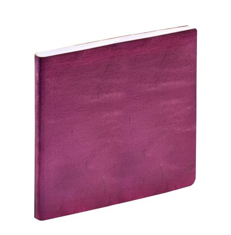 Ein Notizbuch mit glänzendem, purpurrotem Einband. Die Vorderseite ist glatt und ohne Aufschrift.