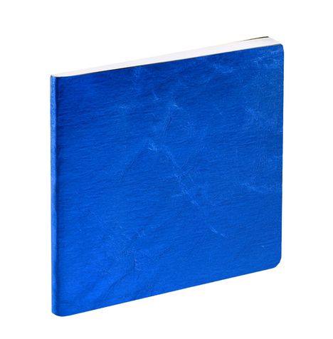Ein quadratisches, blaues, stoffartiges Notizbuch mit weißem Rand und schlichtem Design.