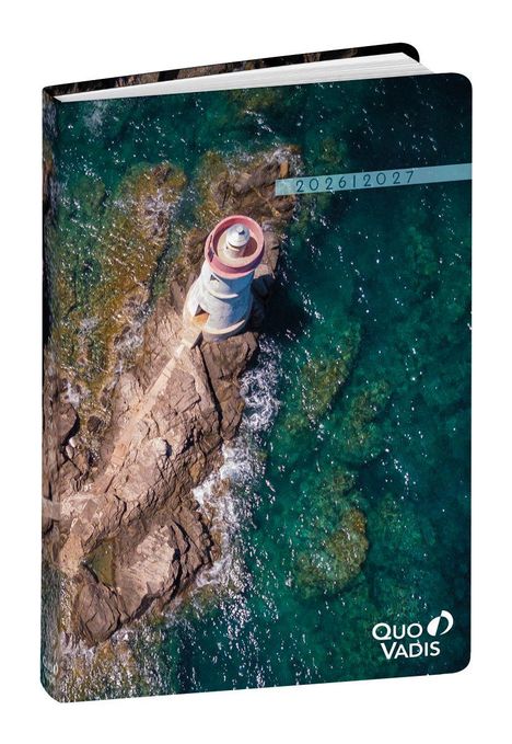 "2026|2027" auf einem Streifen. Ein Leuchtturm auf einer felsigen Küste, umgeben von türkisfarbenem Wasser.