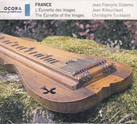 Text oben: "FRANCE, L'Épinette des Vosges / The Épinette of the Vosges, Jean-François Dutertre, Jean Ribouillault, Christophe Toussaint". Darunter ist eine hölzerne Zither auf Moos abgebildet.