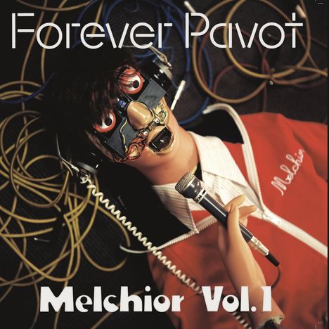 Texte: "Forever Pivot", "Melchior Vol. 1". Eine Puppe mit Kopfhörern hält ein Mikrofon, umgeben von Kabeln.