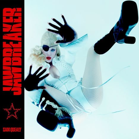 Text: "JAWBREAKER", "SAM QUEALY". Eine Person mit Augenklappe und blondem Haar in weißem Outfit, hebt die Hände.