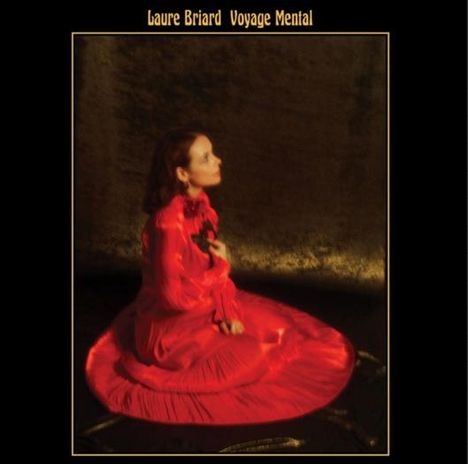 Laure Briard Voyage Mental. Eine Frau in einem langen, roten Kleid sitzt seitlich auf dem Boden, hält eine Blume.