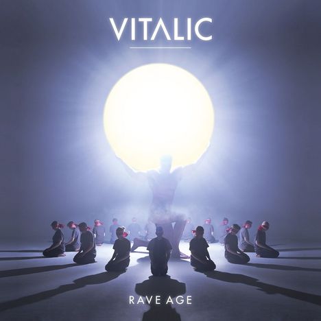 „Vitalic“ und „Rave Age“. Eine große Gestalt hält ein leuchtendes Objekt, umgeben von knienden Menschen.