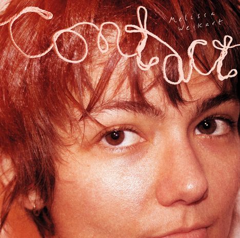 Text: "Contact", "Melissa Weikart". Nahaufnahme eines Gesichts mit braunen Augen und braunen Haaren.