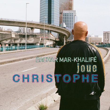 "BACHAR MAR-KHALIFÉ joue CHRISTOPHE" steht auf einem Bild, das einen Mann von hinten auf einer verlassenen Straße zeigt.